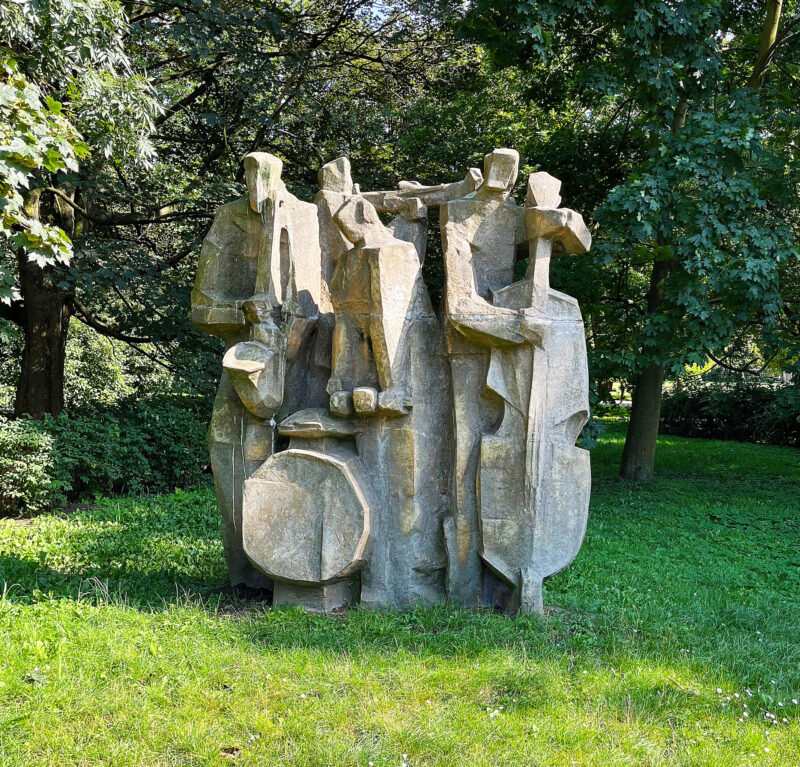 13 - Rzeźba Mariana Banasiewicza z 1976 roku w kaliskim parku